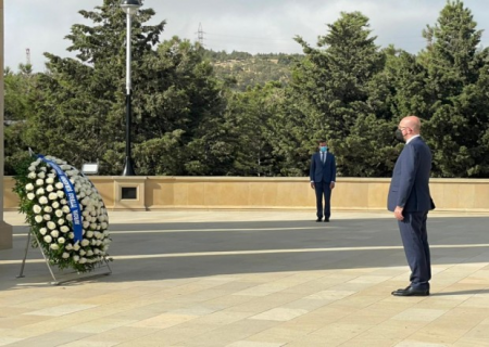 Aİ Şurasının Prezidenti Şəhidlər Xiyabanını ziyarət edib - FOTO