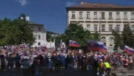 Yüzlərlə insan peyvənd əleyhinə aksiya keçirdi - Slovakiyada