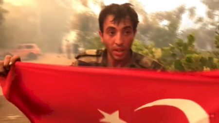 Azərbaycanlı yanğınsöndürən Türk bayrağını yanan evdən çıxardı