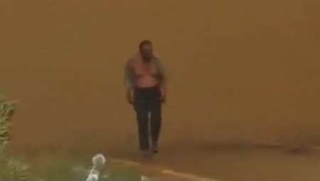Canlı yayımda alovun içindən çıxan adam hamını heyrətə gətirdi - VİDEO