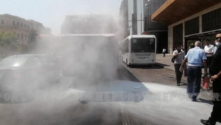 Bakıda "BakuBus" avtobusu yandı: Sərnişinlər təxliyə edildi - FOTOLAR