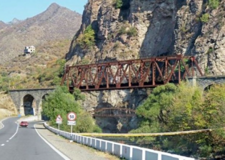 Zəngəzurda kəndlilər yolu bağladı