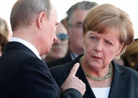 Putinlə görüşdə Merkelin telefonuna zəng gəlib - VİDEO