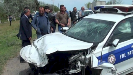 Bakıda polis maşını qəzaya düşdü