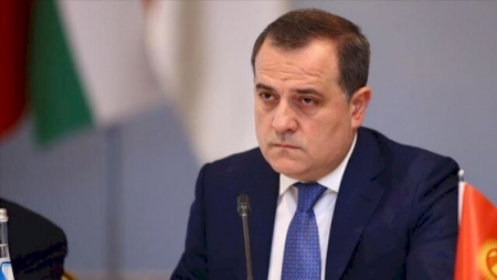 Ceyhun Bayramov iranlı vəzifədaşını təbrik etdi