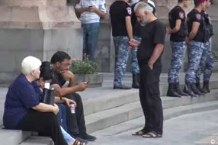 Erməni hərbçilərin valideynləri hökumət binasına toplaşıblar - VİDEO