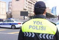 Polis qırmızı işıqda keçib, motosiklet sürücüsünü VURDU (VİDEO)