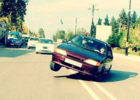 Azərbaycanda avtoxuliqan polisi maşınla vurdu