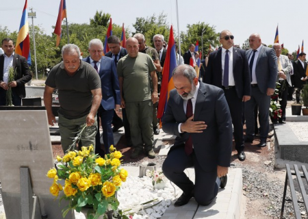 Paşinyan hərbi məzarlığa gəldi - Valideyn və jurnalistlər zorla uzaqlaşdırıldı (FOTO)