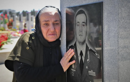 Polad Həşimovun anası: “Onun yolu ilə minlərlə gənc cəbhəyə can atdı” - VİDEO