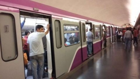 Bakı metrosunda cibgir peyda oldu: Qadınların telefonlarını oğurlayır