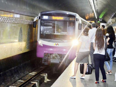 Bakı metrosunda sərnişin stansiyanın yoluna düşdü