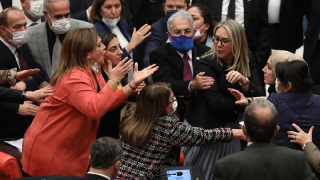 Türkiyə parlamentində qadın deputatlar dava etdi - FOTO