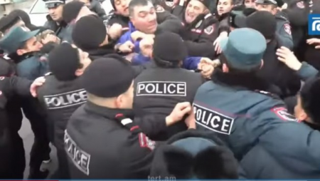 Ermənistanda polis mitinq iştirakçılarını döydü - VİDEO