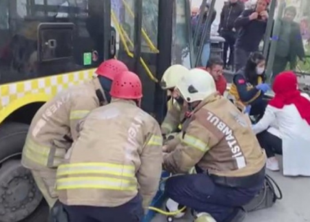 Türkiyədə sərnişin avtobusu dayanacağa çırpıldı - Yaralılar var