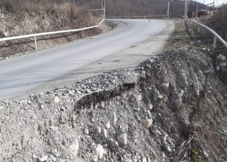 Şamaxıda sürüşmə - Yeni çəkilən yol dağıldı