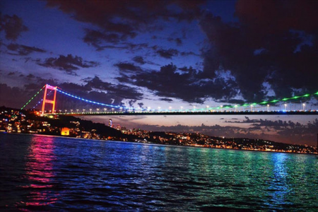 İstanbulun məşhur körpüsü Azərbaycan bayrağının rəngləri ilə işıqlandırılıb - FOTO