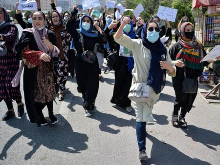 Əfqanıstanda qadınlar küçələrə axışdı: “Taliban” onları gözyaşardıcı qazla qovdu