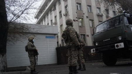 Polis Almatının mərkəzi küçələrini bağlayıb