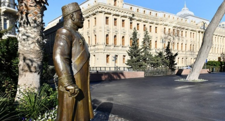 “Səhərə qədər yatmamışam, icra başçısı da orada idi” - Heykəlin müəllifi (FOTOLAR)