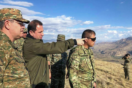 Ermənistanın sabiq müdafiə naziri Tonoyan və digərlərinin məhkəməsi başlayıb