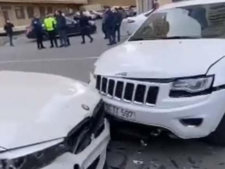 Bakıda zəncirvari qəza: 5 avtomobil bir-birinə çırpıldı - VİDEO