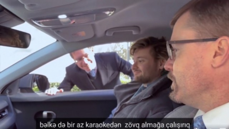 Amerikalı diplomat Eldar Qasımovla mahnı oxudu - VİDEO