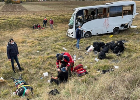 Türkiyədə işçiləri aparan avtobus qəzaya uğradı