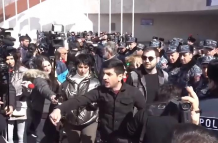 İrəvanda azərbaycanlı deputatlara etiraz edənlərə cinayət işi açıldı