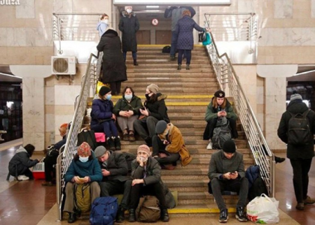 Ukrayna əhalisi metrolara sığınıb - FOTOLAR