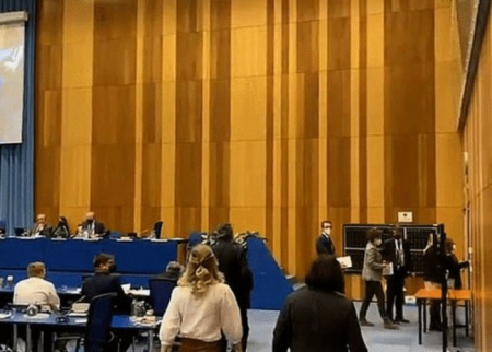 Rusiya səfirinin çıxışı zamanı insanlar zalı tərk etdi - VİDEO