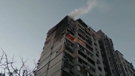 Kiyevdə vurulan raket yaşayış binasına düşdü - Ölən var (VİDEO)