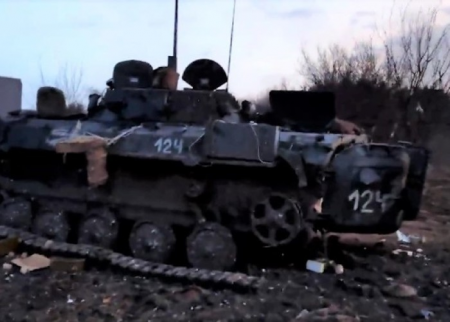 Ukrayna ordusu Rusiyanın tank kolonunu məhv etdi - VİDEO