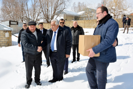 DAŞKƏSƏN RAYON İCRA HAKİMİYYƏTİNİN BAŞÇISI ƏHƏD ABIYEV NOVRUZ BAYRAMI MÜNASİBƏTİ İLƏ ŞƏHİD AİLƏLƏRİNİ VƏ QAZİLƏRİ ZİYARƏT EDİB, GÖRÜŞƏRƏK ONLARA BAYRAM SOVQATI VERİB