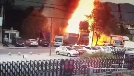 Tailandda neft tankerində partlayış OLDU