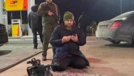 Kadırov Rusiyada yanacaqdoldurma məntəqəsində namaz qıldı