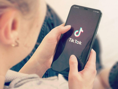 Azərbaycanda kişi arvadını “Tik-Tok”a görə döydü