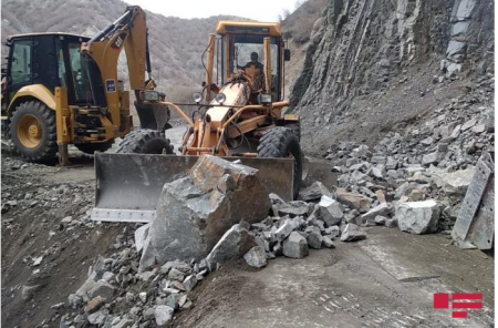 Lahıcda torpaq uçqunu olub, yol bağlanıb - FOTOLAR