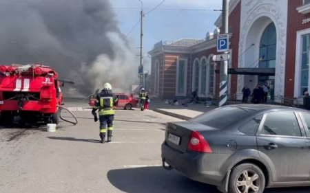 Ukraynada dəmiryolu stansiyası raketlə vuruldu - 30 nəfər öldü