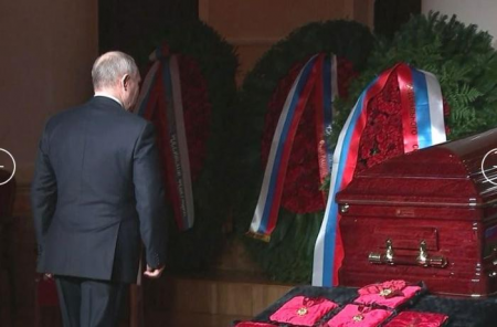 Kreml Putinin üzünü niyə gizlədir?