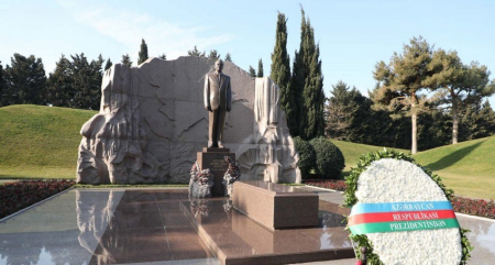 Qırğızıstan Prezidenti ümummilli lider Heydər Əliyevin məzarını ziyarət edib
