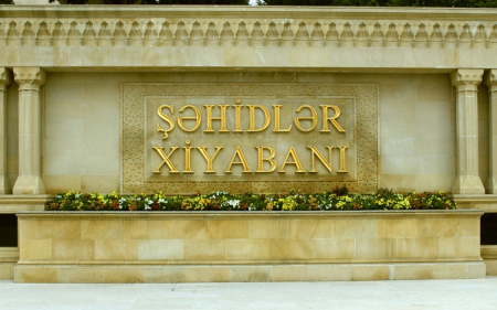 Sadır Japarov və xanımı Şəhidlər xiyabanını ziyarət ediblər