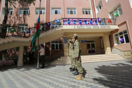 Bakıda məktəb direktorunun müavininin təhsili yoxdur - FOTOFAKT