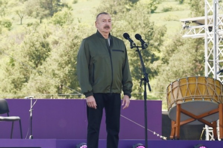 Prezident Şuşada Qurultayda çıxış edir