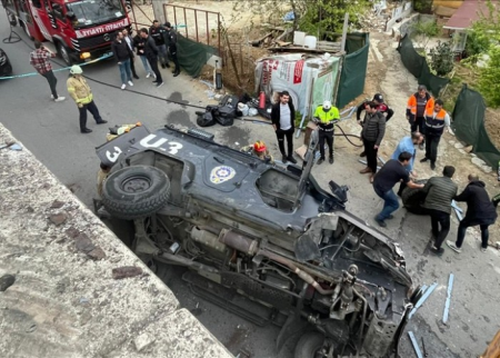 İstanbulda polis maşını aşdı - Yaralılar var