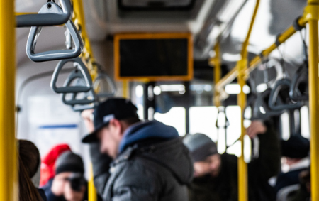 Bakıda avtobuslarda qızları bıçaqla hədələyən manyak tutuldu