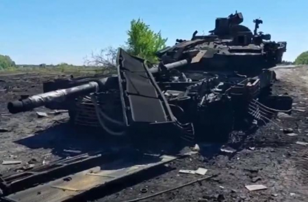 Rusiyanın ən müasir tankı vuruldu - Video