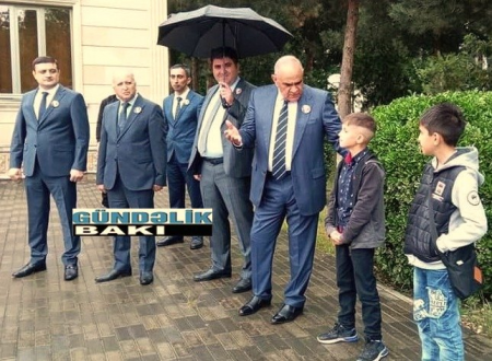Zərdabın İcra Başçısı Mərdan Camalov özü ilə Çətir Tutan Gəzdirir – FOTO Zərdabın İcra Başçısı Mərdan Camalov özü ilə Çətir Tutan Gəzdirir – FOTO