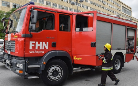 Bakıda yol kənarında təkər tullantıları yanır