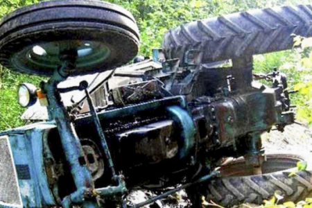 Biləsuvarda traktor aşması nəticəsində xəsarət alan şəxs ölüb